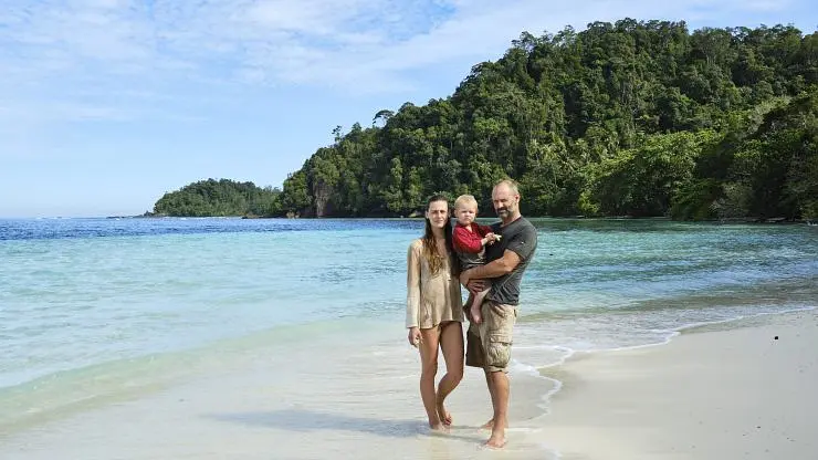 单挑荒野一家剧照1