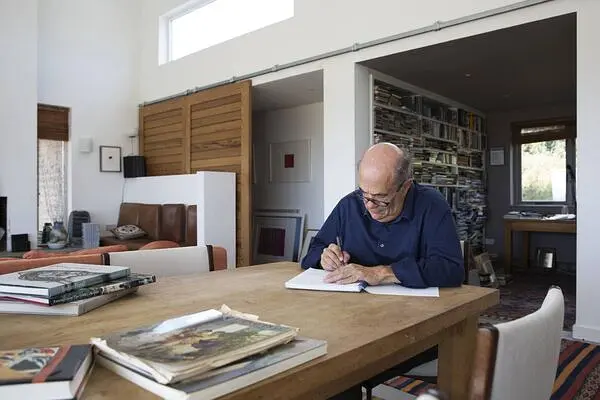 科尔姆·托宾：在记忆的海滩上剧照1