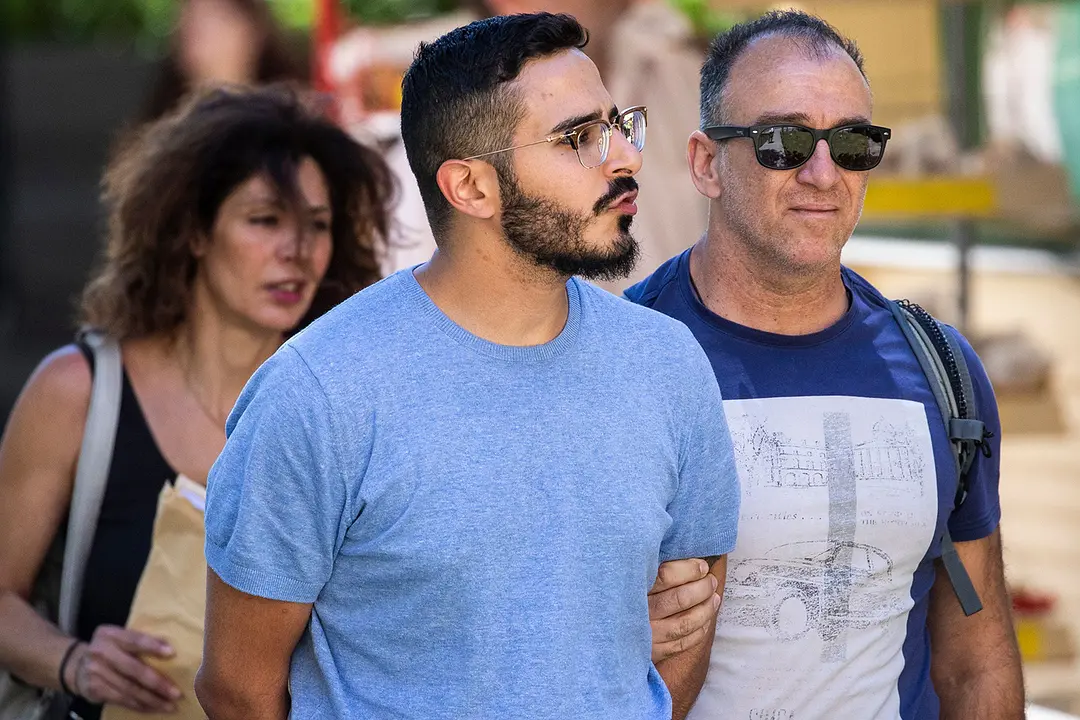 Tinder诈骗王剧照1