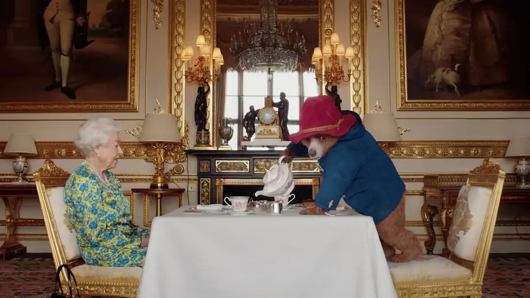 女王和帕丁顿熊剧照2