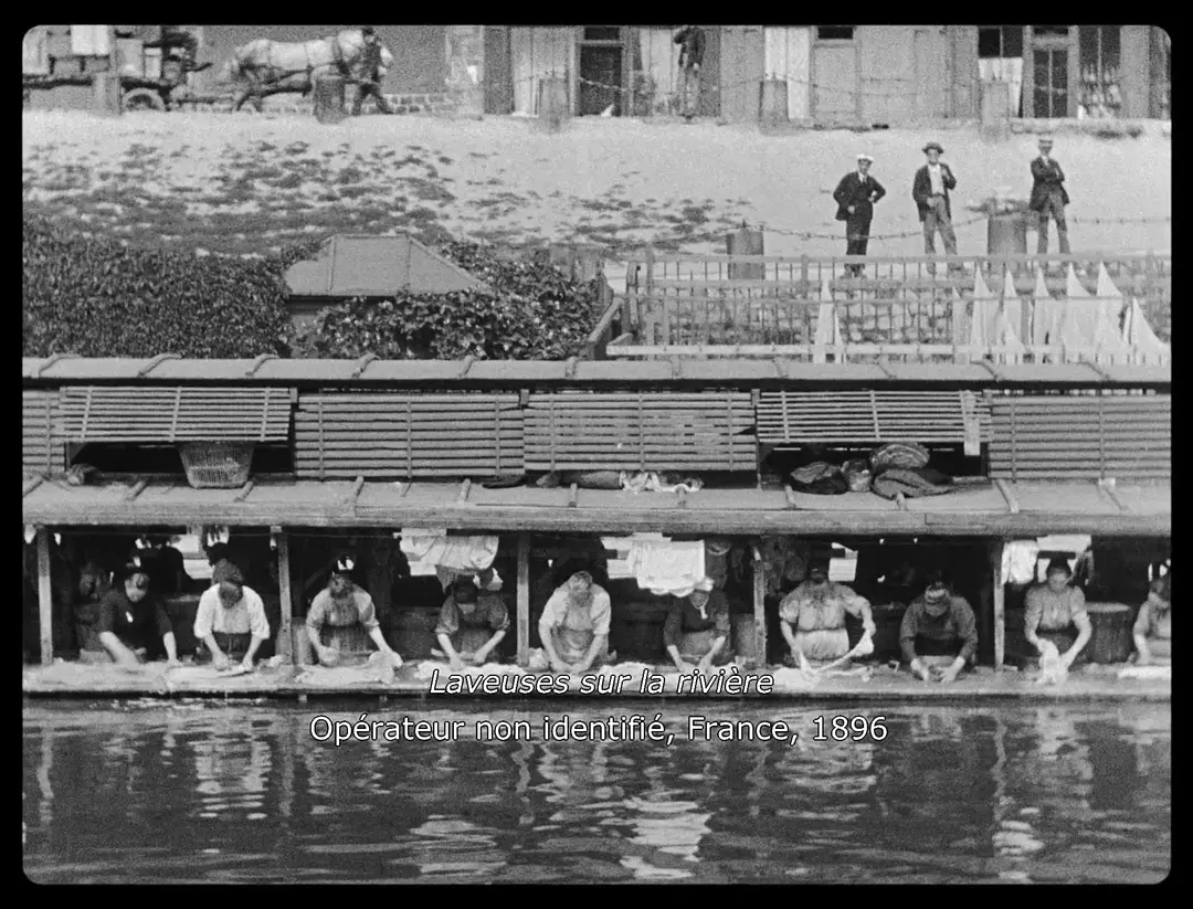 河边的洗衣妇剧照1