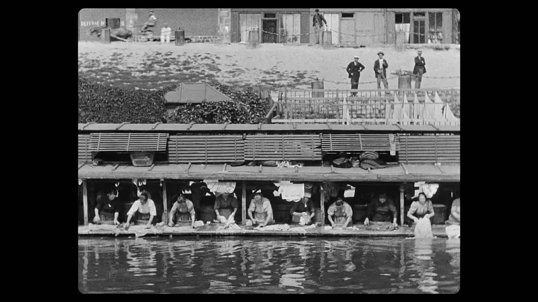 河边的洗衣妇剧照3