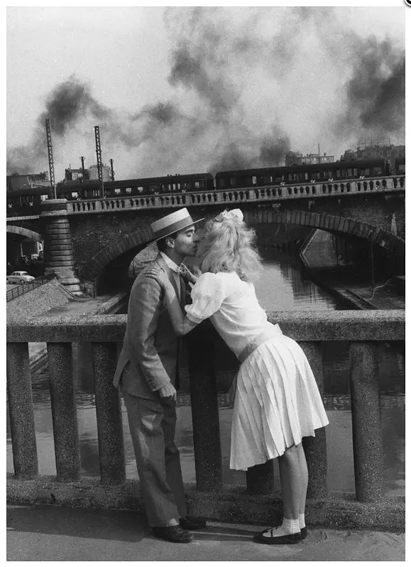 麦当劳桥上的未婚妻剧照1