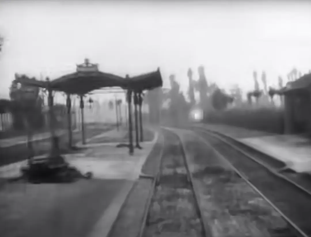 穿过火车隧道剧照1