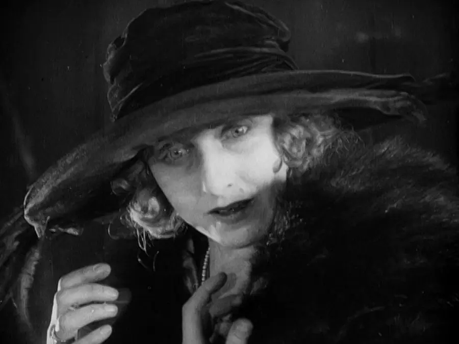 铁路的白蔷薇剧照3