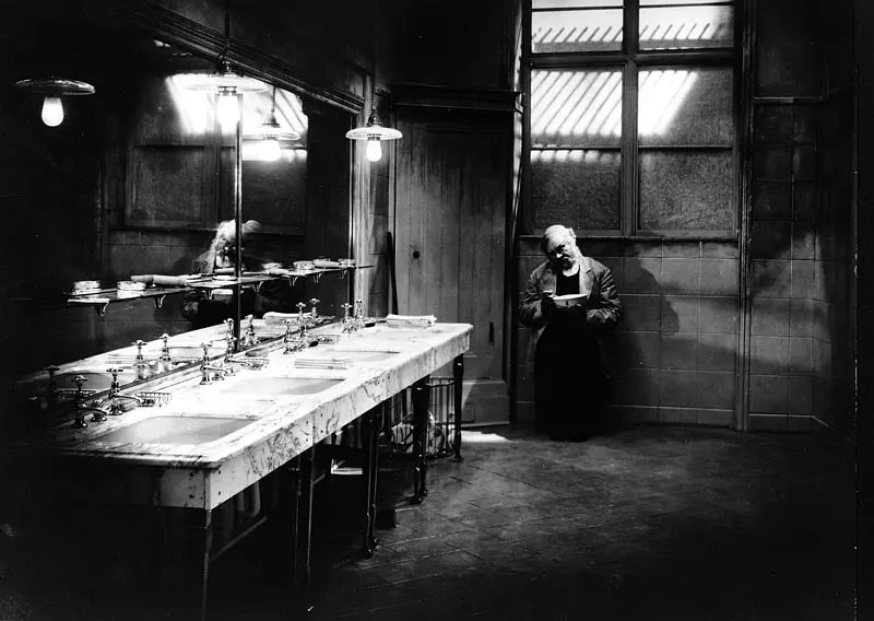 最卑贱的人剧照1