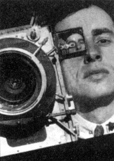 持摄影机的人剧照2