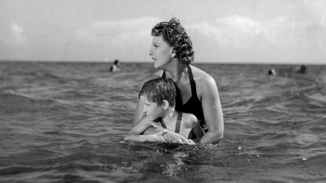 孩子在看着我们剧照1