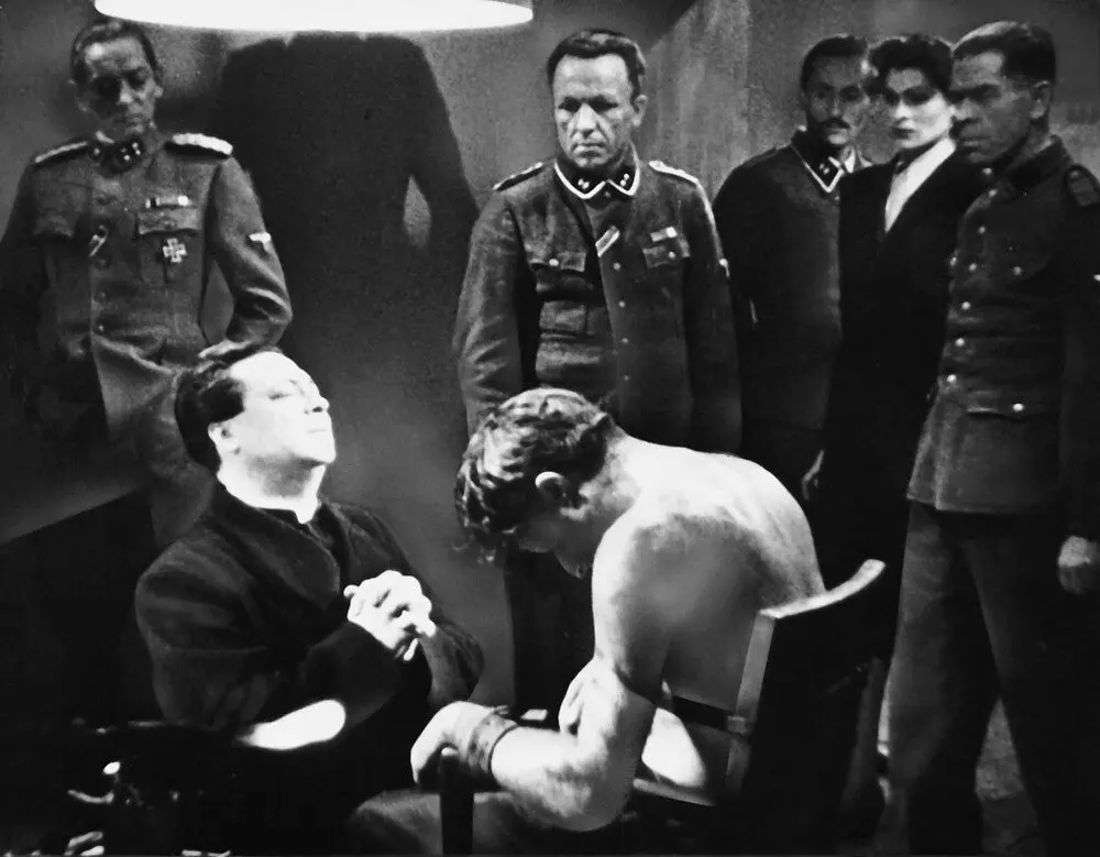 罗马，不设防的城市剧照1