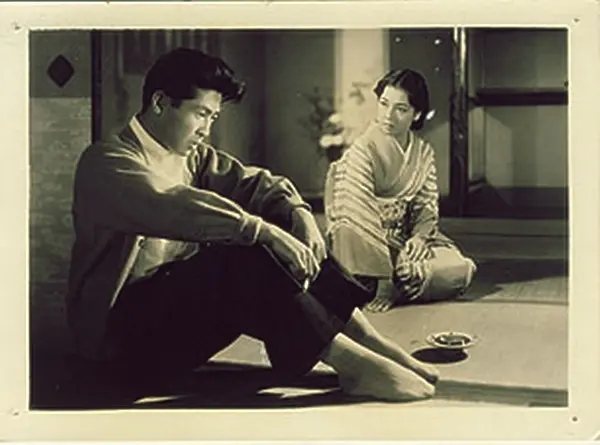 虚饰的盛装剧照1