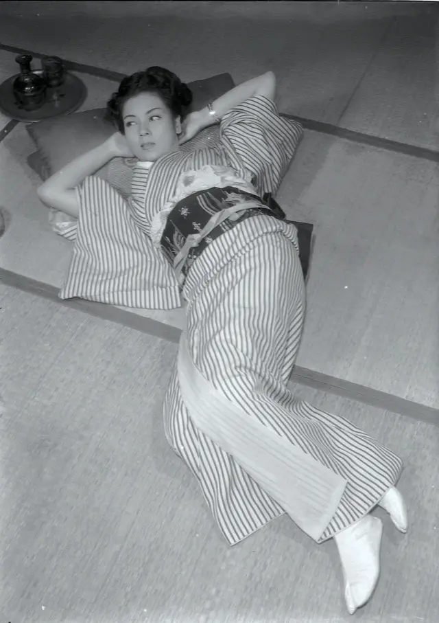 虚饰的盛装剧照2