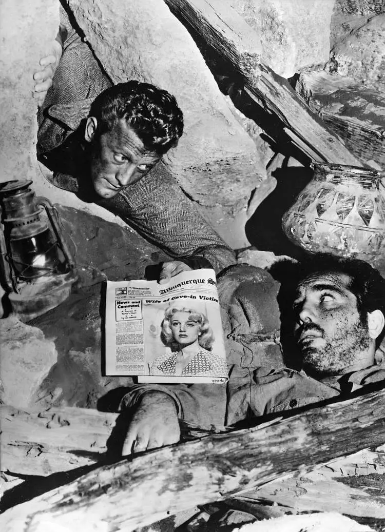 倒扣的王牌剧照2