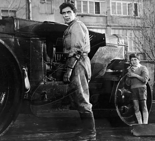 压路机和小提琴剧照1