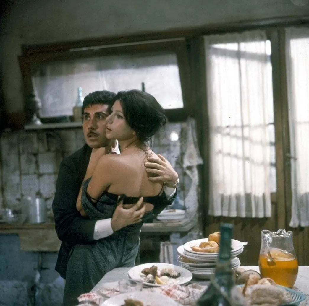 被诱惑被遗弃的女人剧照2