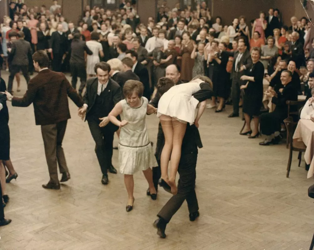 消防员舞会剧照2