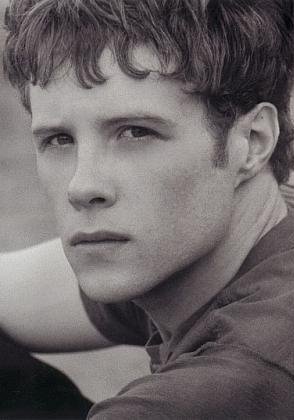 艾什顿·霍尔姆斯 Ashton Holmes照片