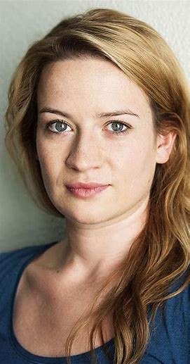 妮娜·古米西 Nina Gummich照片