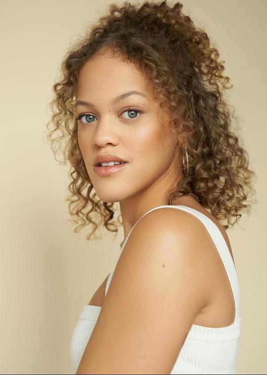 萨拉-玛克辛·拉西科特 Sarah-Maxine Racicot照片