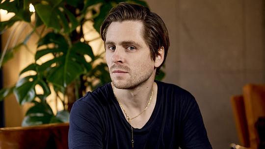 斯瓦利尔·古德纳松 Sverrir Gudnason照片