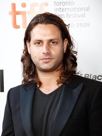 亚当·布斯多柯斯 Adam Bousdoukos照片