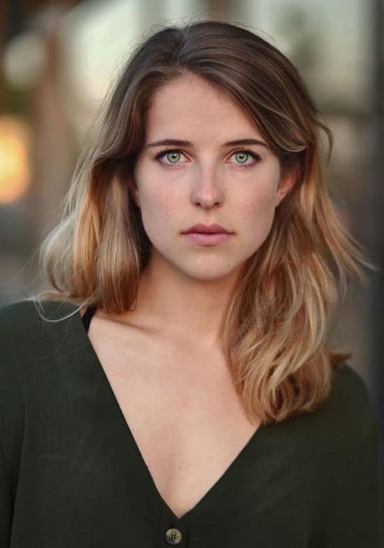 蕾奥妮·布里尔 Leonie Brill照片