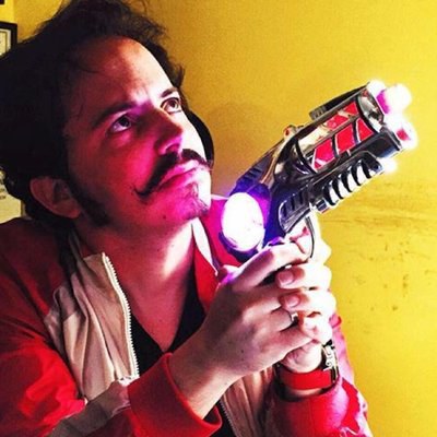 伊萨克·厄兹本 Isaac Ezban照片