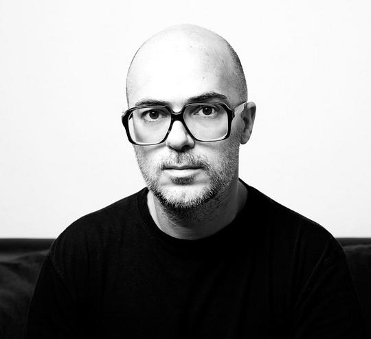 圣地亚哥·洛萨 Santiago Loza照片