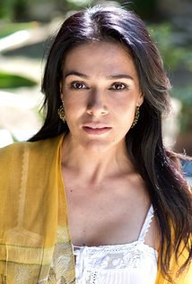 西蒙娜·凯塞尔 Simone Kessell照片