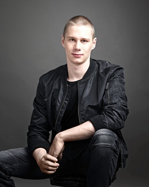 蒂蒙·斯图尔贝 Timon Sturbej照片