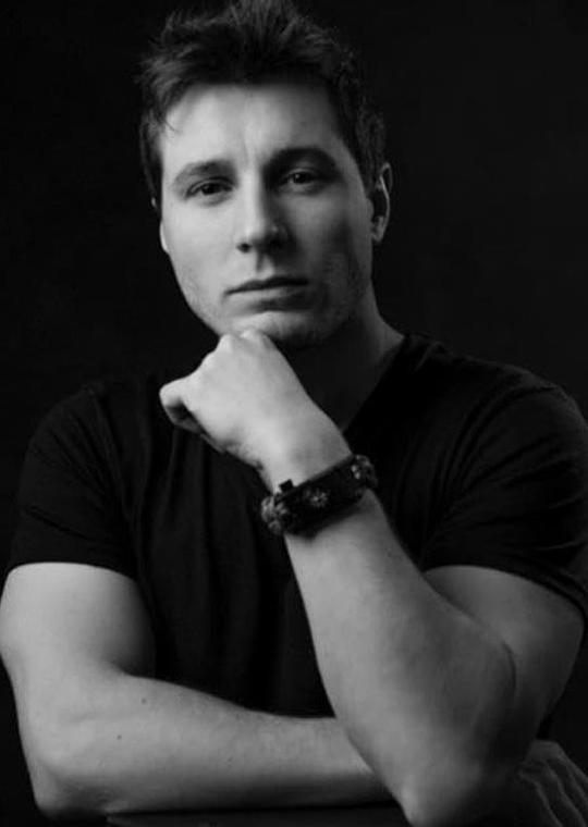 西蒙·贝利 Simone Belli照片