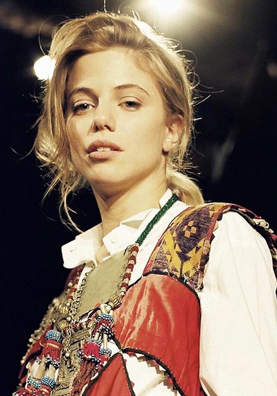 胡斯蒂娜·布斯托斯 Justina Bustos照片