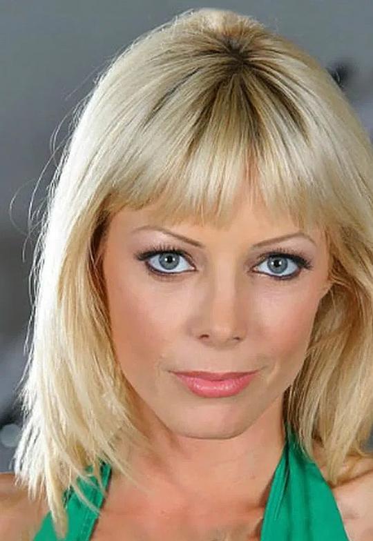 霍莉·桑普森 Holly Sampson照片