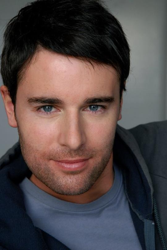 伊斯拉·戈登 Ezra Godden照片