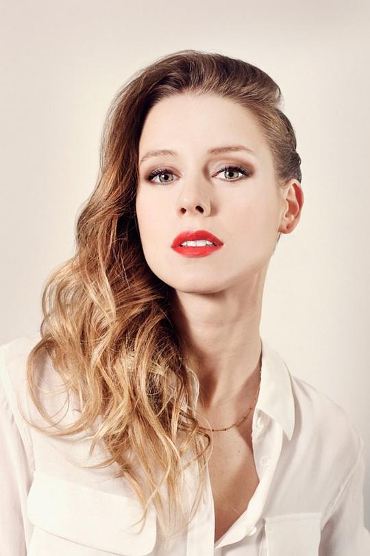 曼努埃拉·贝列斯 Manuela Vellés照片