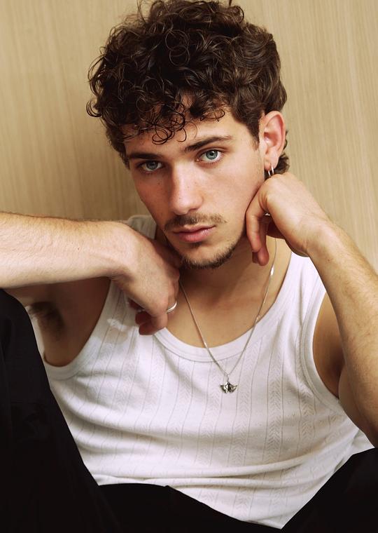 雨果·韦尔泽尔 Hugo Welzel照片