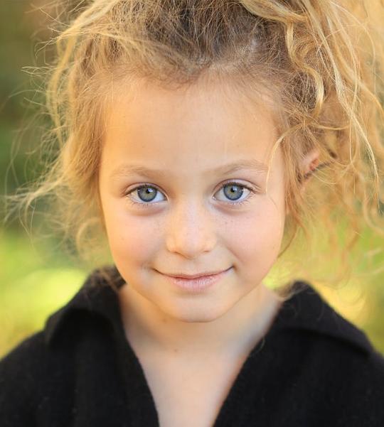 索菲亚·罗新斯基 Sofia Rosinsky照片