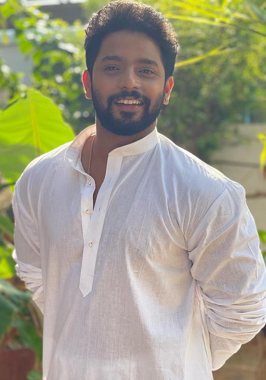 Karthik Mahesh照片