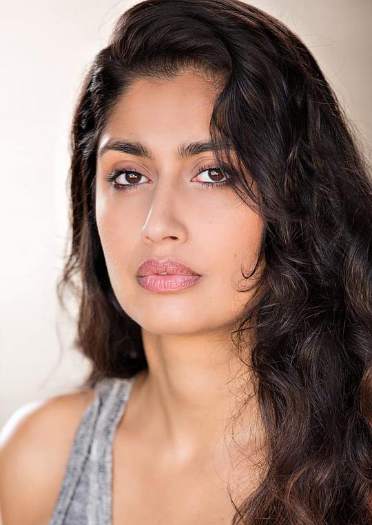 Karishma Ahluwalia照片