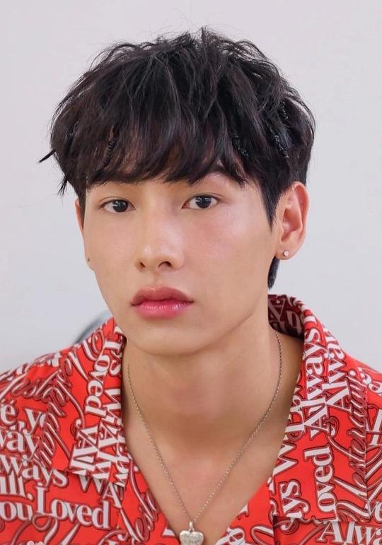 阿塔潘·彭萨瓦 Atthaphan Phunsawat照片