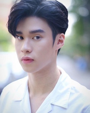 平贲·帕尼同通隆 Peemapol Panichtamrong照片