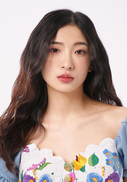 蒂蒂卡亚·奇瓦普雷佐 Thitichaya Chiwpreecha照片