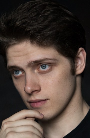 埃米尔·沙莱斯 Emil Sales照片