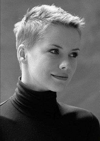 安德里娅·奥斯瓦特 Andrea Osvárt照片