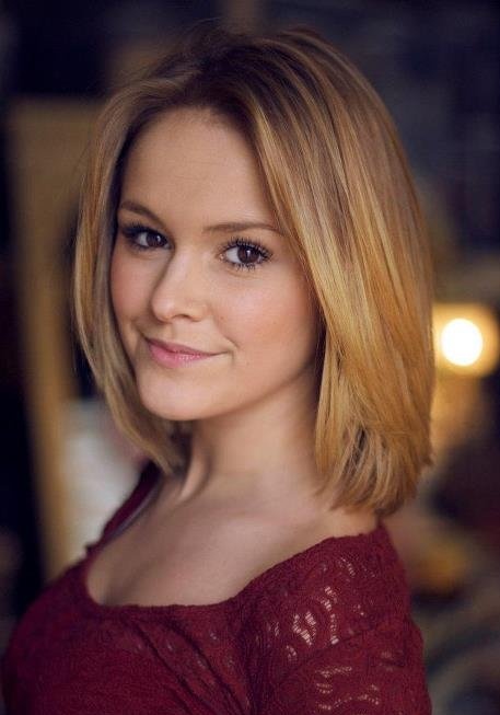 卡西·汤普森 Cassi Thomson照片