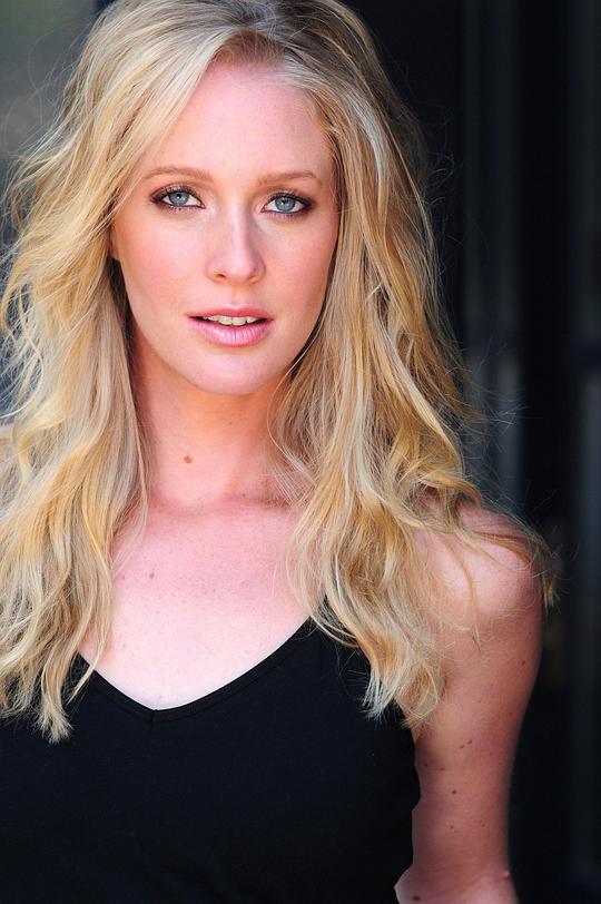 艾米丽·方达 Emily Fonda照片