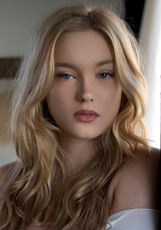 克洛伊·罗斯·罗伯森 Chloe Rose Robertson照片