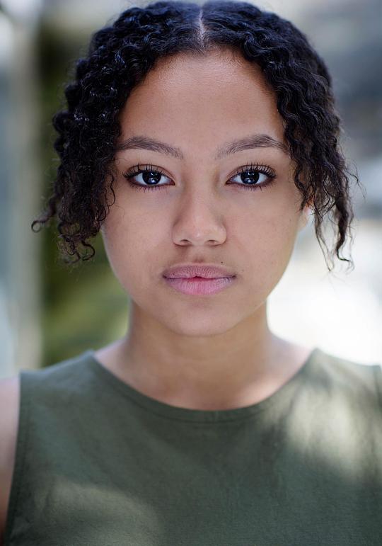 英迪娅·布朗 India Brown照片