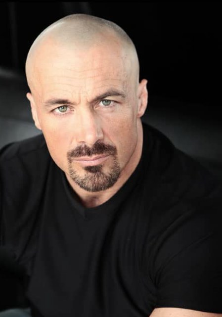 保罗·拉赞比 Paul Lazenby照片