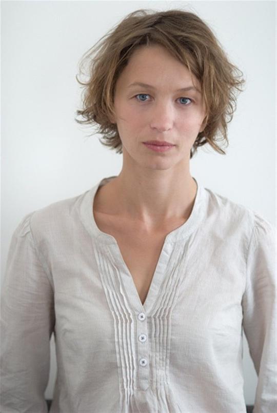 德芙妮·楚里奥特 Delphine Chuillot照片