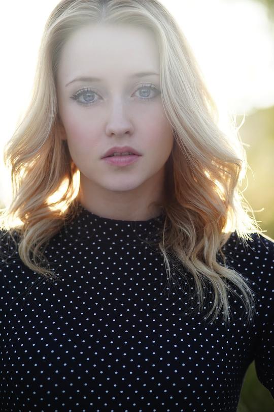 艾米丽·坦南特 Emily Tennant照片